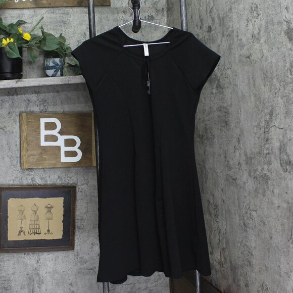 NWT 24Seven Comfort Apparel Plus Size Crepe Keyhole Cap Sleeve Dress Black 1X - Picture 1 of 5